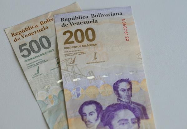 Photo des nouveaux billets de 500 et 200 bolivars prise à Caracas le 3 septembre 2024