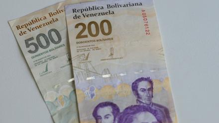 Photo des nouveaux billets de 500 et 200 bolivars prise à Caracas le 3 septembre 2024