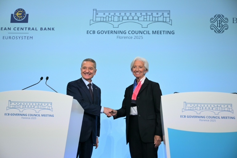 Le gouverneur de la Banque d'Italie Fabio Panetta et la présidente de la BCE Christine Lagarde, lors d'une conférence de presse à l'issue d'une réunion du conseil des gouverneurs de l'institution délocalisée à Florence, le 30 octobre 2025