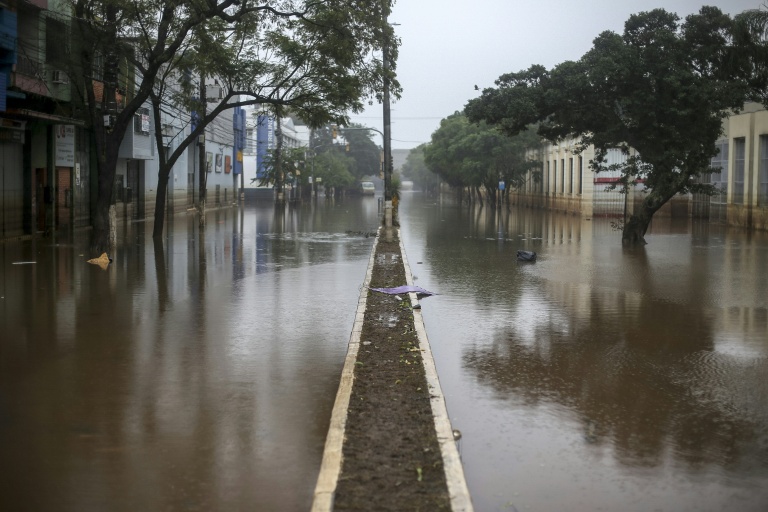 Une rue inondée à Porto Alegre, dans l’État du Rio Grande do Sul, au Brésil, le 24 mai 2024, pendant des inondations historiques dans le pays