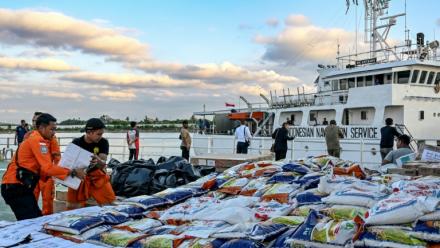 Des membres des sercives de secours et de recherche indonésiens chargent des denrées collectées pour venir en aide aux victimes des inondations à Banda Aceh, le 1er décembre 2025, en Indonésie