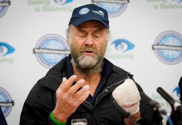 Le célèbre explorateur britannique de 82 ans Ranulph Fiennes pendant une conférence de presse à l'aéroport d'Heathrow à Londres, le 4 mars 2013
