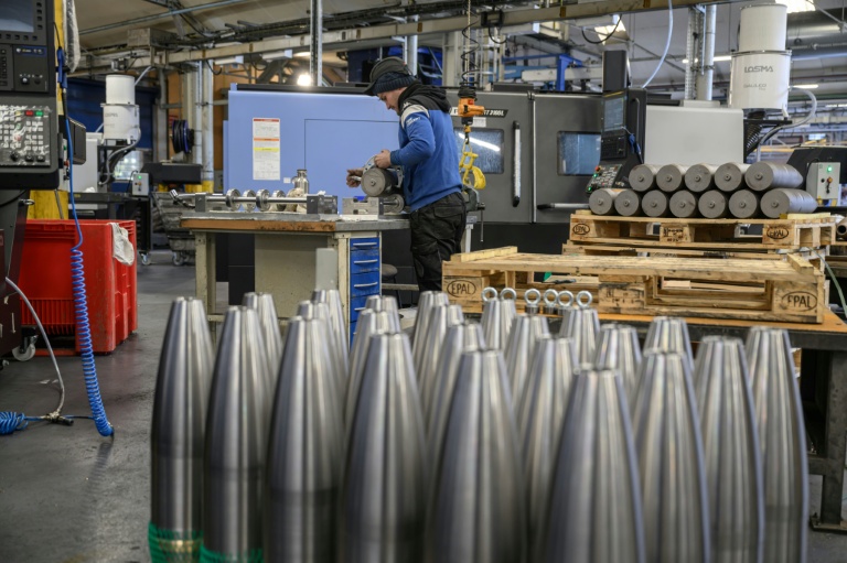 Un technicien travaille sur une ligne de production de corps d'obus dans l'atelier des Forges de Tarbes, le 17 mars 2025 dans les Hautes-Pyrénées