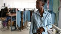 La styliste ivoirienne Loza Maléombho pose dans son atelier dans le quartier populaire de Treichville, à Abidjan, le 26 juin 2026 