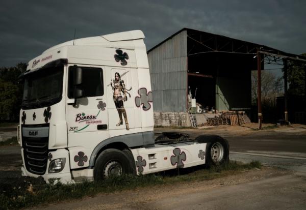 Un poids lourd stationné dans un dépôt d'une entreprise de transport routier à Bignay, dans le sud-ouest de la France, le 31 mars 2026