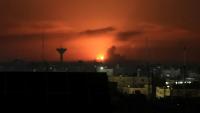 Une photo prise depuis Rafah, dans le sud de la bande de Gaza, montre de la fumée s'élevant au-dessus des bâtiments à la suite d'un bombardement israélien, le 4 décembre 2023