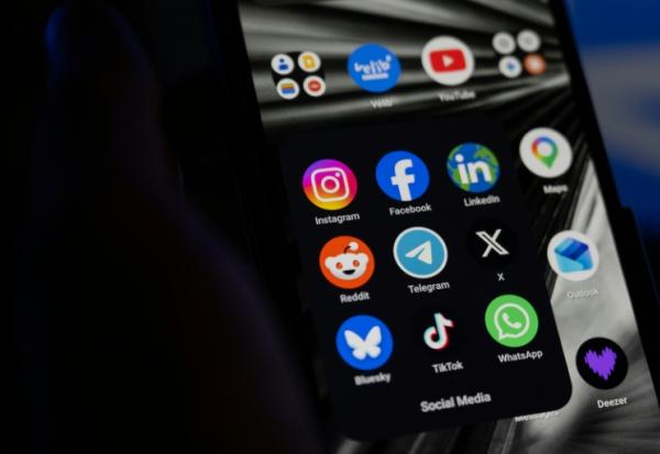 La Commission européenne a estimé que la proposition de loi française interdisant les réseaux sociaux aux moins de 15 ans n'était pas pleinement compatible avec le droit européen, dans un avis qui va contraindre les parlementaires à revoir leur copie