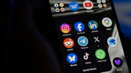 La Commission européenne a estimé que la proposition de loi française interdisant les réseaux sociaux aux moins de 15 ans n'était pas pleinement compatible avec le droit européen, dans un avis qui va contraindre les parlementaires à revoir leur copie