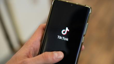 De nombreux ados, pour qui TikTok, Snapchat ou Instagram sont devenus "indispensables", jugent trop sévère l'interdiction des réseaux sociaux aux moins de 15 ans