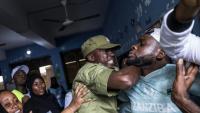 Un policier tanzanien arrête un homme accusé par des responsables électoraux d'avoir tenté de frauder dans un bureau de vote de Stone Town (Tanzanie), le 29 octobre 2025