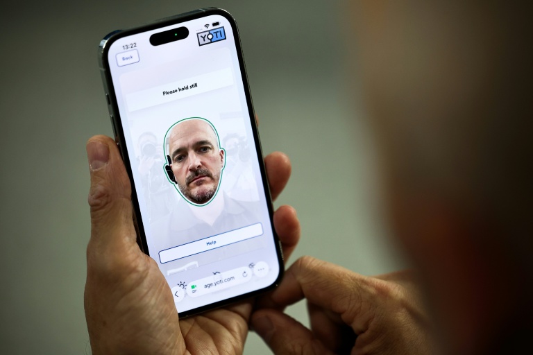 Chris Fields, directeur marketing de la startup Yoti, fait une démonstration de la technologie de vérification d'âge de l'entreprise, à Londres, le 14 octobre 2025