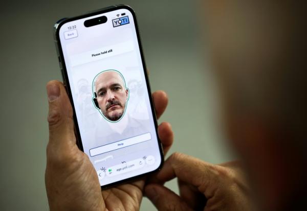 Chris Fields, directeur marketing de la startup Yoti, fait une démonstration de la technologie de vérification d'âge de l'entreprise, à Londres, le 14 octobre 2025