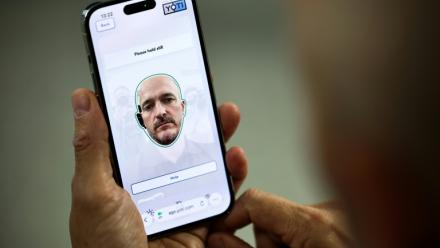 Chris Fields, directeur marketing de la startup Yoti, fait une démonstration de la technologie de vérification d'âge de l'entreprise, à Londres, le 14 octobre 2025