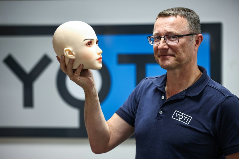 Robyn Tombs, PDG de Yoti, avec une tête de mannequin utilisée pour l'application de vérification d'âge, à Londres, le 14 octobre 2025