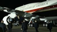 Le président américain Donald Trump marche vers Air Force One sur le tarmac de la base britannique de Mildenhall, le 8 juillet 2026