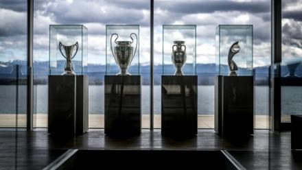 Les trophées de la Ligue des champions féminines, de la Ligue des champions, de l'Euro masculi et de l'Euro féminin, les quatre principales compétitions organisées par l'UEFA, le 23 février 2024 au siège de la confédération européenne à Nyon (Suisse). Opposée au projet de société commerciale de la Fifa, l'UEFA menace de boycotter les prochaines Coupes d monde
