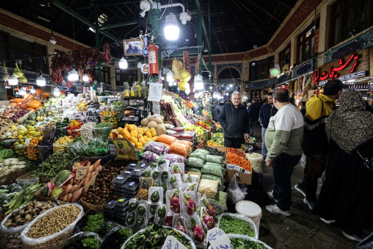 Des clients autour d'un étal du bazar Tajrish à Téhéran le 29 décembre 2025.

