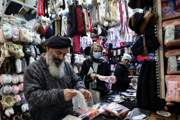 Un marchand range son étal du bazar Tajrish à Téhéran le 29 décembre 2025

