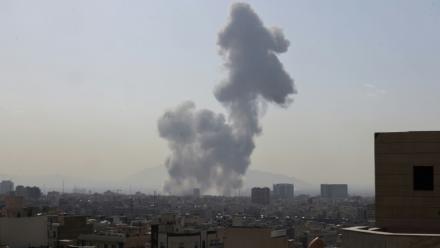 Un panache de fumée s'élève au-dessus d'un secteur de Téhéran alors que les Etats-Unis et Israël ont lancé des frappes sur l'Iran, le 28 février 2026