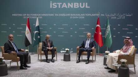 De g à d: les chefs de la diplomatie égyptienne Badr Abdelatty, pakistanaise Ishaq Dar, turc Hakan Fidan et saoudien Faiçal ben Farhan Al-Saoud réunis à Istanbul, le 23 octobre 2026