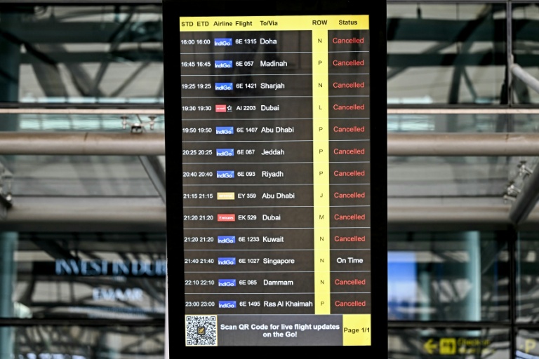 Un panneau d'information affiche les vols annulés vers les destinations du  Moyen-Orient à l'aéroport international  d'Hyderabad, le 1er mars 2026 en Inde