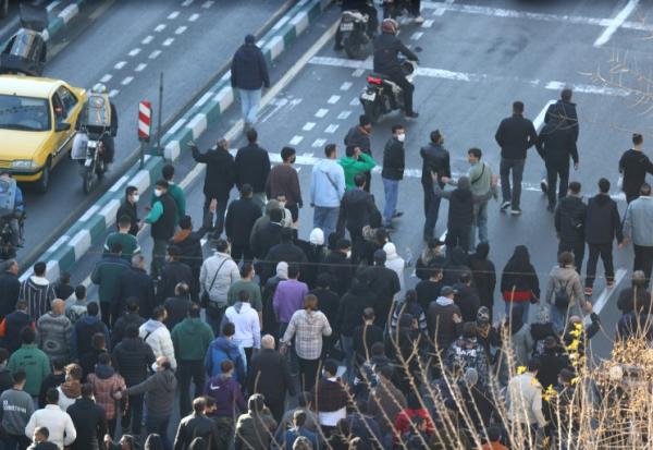 Des commerçants manifestent contre la vie chère et l'hyperinflation galopante à Téhéran, le 29 décembre 2025
