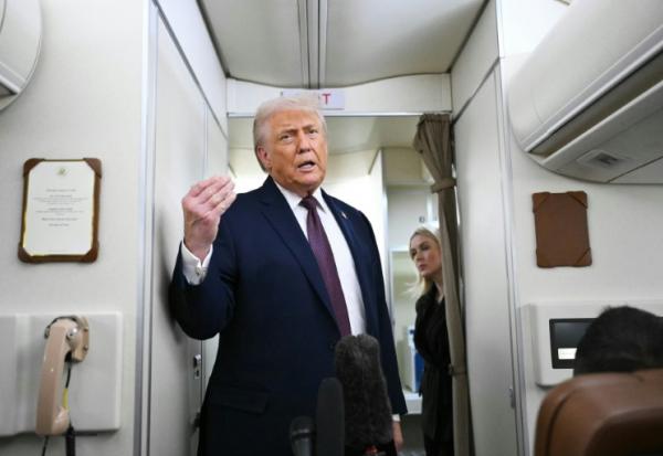 Le président américain Donald Trump parle aux journalistes à bord d'Air Force One, le 22 janvier 2026