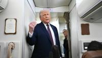 Le président américain Donald Trump parle aux journalistes à bord d'Air Force One, le 22 janvier 2026