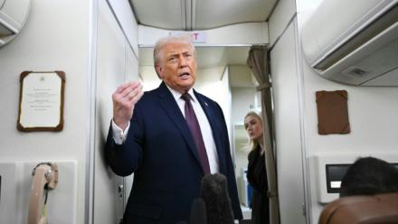 Le président américain Donald Trump parle aux journalistes à bord d'Air Force One, le 22 janvier 2026
