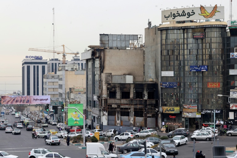 Un bâtiment incendié et détruit lors des manifestations à Téhéran, le 19 janvier 2026 en Iran