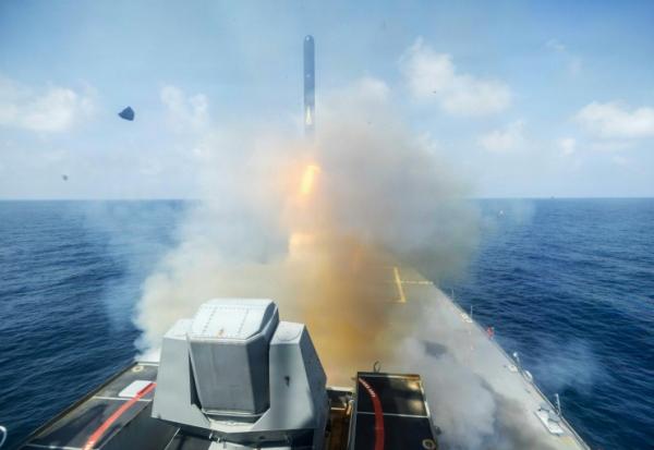Photo de l’US Navy, diffusée le 28 février 2026 par le Commandement central des États-Unis (CENTCOM) montrant le destroyer lance-missiles USS Spruance lors d'un tir de missile de croisière Tomahawk depuis un lieu non divulgué, le 28 février 2026 