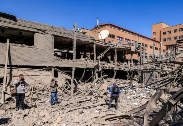 Des journalistes filment les dégâts provoqués par des frappes sur l'Université de technologie Sharif à Téhéran, le 7 avril 2026 en Iran