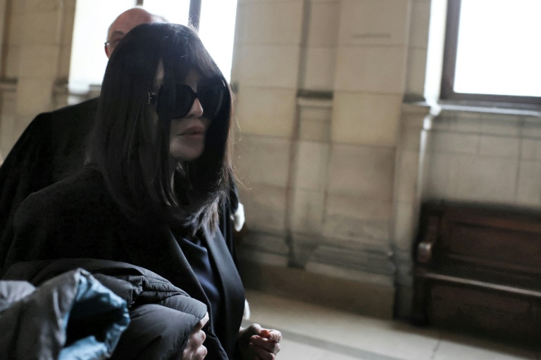Isabelle Adjani arrive à la cour d'appel de Paris pour son procès en appel pour fraude fiscale et blanchiment d'argent, au Palais de Justice de Paris, le 1er avril 2026