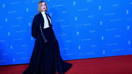 L'actrice française Isabelle Huppert arrive, le 16 février 2026, 
pour la première du film 'Die Blutgraefin' (La comtesse sanglante) présenté dans le cadre de la Berlinale