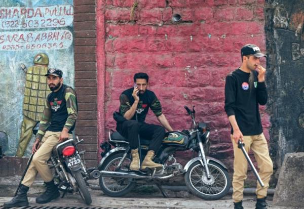 Des policiers montent la garde le long d'une route à Muzaffarabad, le 5 mai 2025 au Cachemire pakistanais