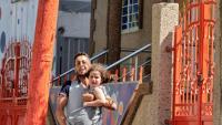 Un Palestinien fuyant avec sa fille après une frappe israélienne à Gaza, le 7 août 2022 
