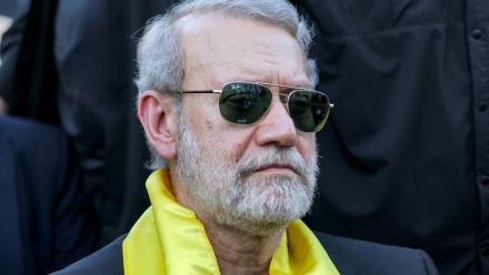Le chef de la sécurité iranienne, Ali Larijani, assiste à une cérémonie organisée par le Hezbollah, mouvement chiite libanais, commémorant le premier anniversaire de l'assassinat par Israël de son chef historique, Hassan Nasrallah, dans la banlieue sud de Beyrouth, le 27 septembre 2025