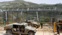 Des soldats israéliens montent la garde près de la barrière frontalière, dans le village de Majdal Shams, sur les hauteurs du Golan annexé, le 30 avril 2025