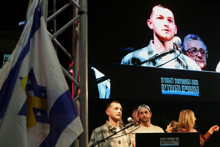 Bar Kupershtein (C), ancien otage dans la bande de Gaza, lors d'un rassemblement sur la Place des otages à Tel-Aviv, le 28 octobre 2025