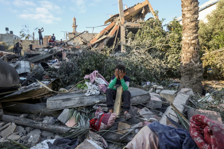 Dans les ruines de Nousseirat, dans le centre de la bande de Gaza, après une frappe israélienne le 29 octobre 2025
