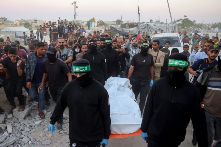 Des hommes du Hamas portent un corps retrouvé dans un tunnel, dans le secteur de Khan Younès, le 28 octobre 2025