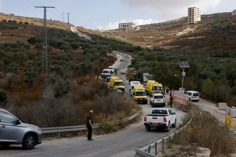 Des agents de sécurité et des ambulances arrivent sur les lieux de violences à la périphérie de Tell, en Cisjordanie occupée, le 24 juillet 2026