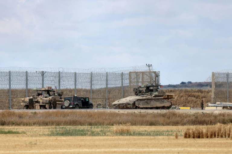 Des véhicules blindés de l'armée israélienne positionnés près de la frontière avec la bande de Gaza, le 4 mai 2025