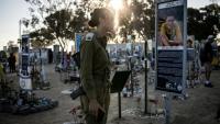Une soldate israélienne se recueille au mémorial des victimes de l'attaque du Hamas à Réïm, dans le sud d'Israël, le 7 octobre 2025, jour du deuxième anniversaire de l'attaque