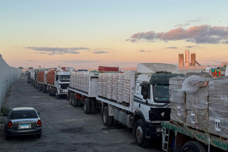 Des camions chargés d’aide humanitaire, du côté égyptien du passage de Rafah, attendent d'entrer dans la bande de Gaza le 15 octobre 2025