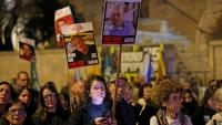 Des Israéliens participent à une manifestation devant la résidence du Premier ministre israélien à Jérusalem, le 18 octobre 2025, appelant à la restitution de tous les corps des otages détenus à Gaza par le groupe armé palestinien Hamas