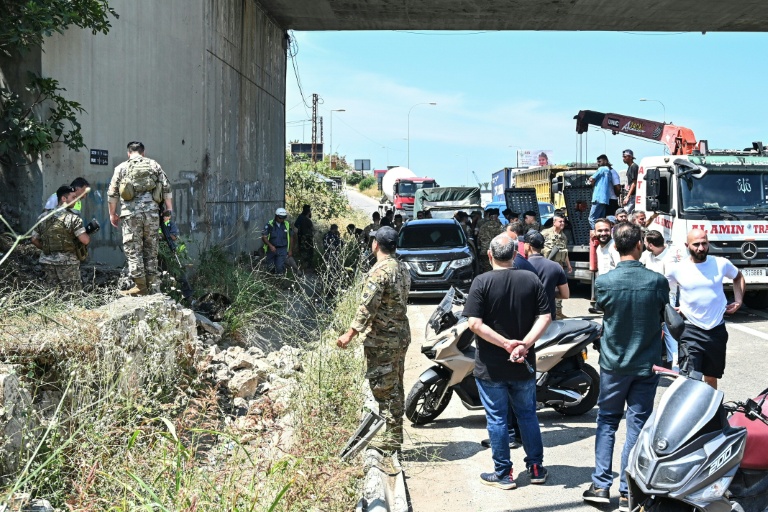 Des soldats et des secouristes sur le site d'une frappe de drone israélienne visant une voiture sur l'autoroute côtière à Khaldé, à l'entrée sud de Beyrouth, le 3 juin 2026 au Liban