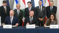 Le secrétaire d'Etat américain Marco Rubio (au centre à l'arrière) regarde (de gauche à droite au premier rang) l'ambassadeur israélien aux Etats-Unis Yechiel Leiter, le chef du cabinet du département d'Etat américain Daniel Holler, et l'ambassadrice libanaise aux Etats-Unis Nada Hamadeh signer un accord-cadre sur le conflit au Liban à Washington le 26 juin 2026