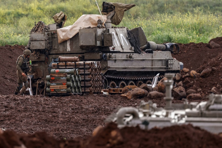 Une pièce d'artillerie israélienne près de la frontière avec le Liban, le 22 mars 2026