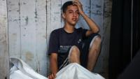 Un jeune palestinien pleure près du corps d'un proche tué dans des frappes israéliennes sur la ville de Gaza, à l'hôpital Al-Chifa, le 2 septembre 2025